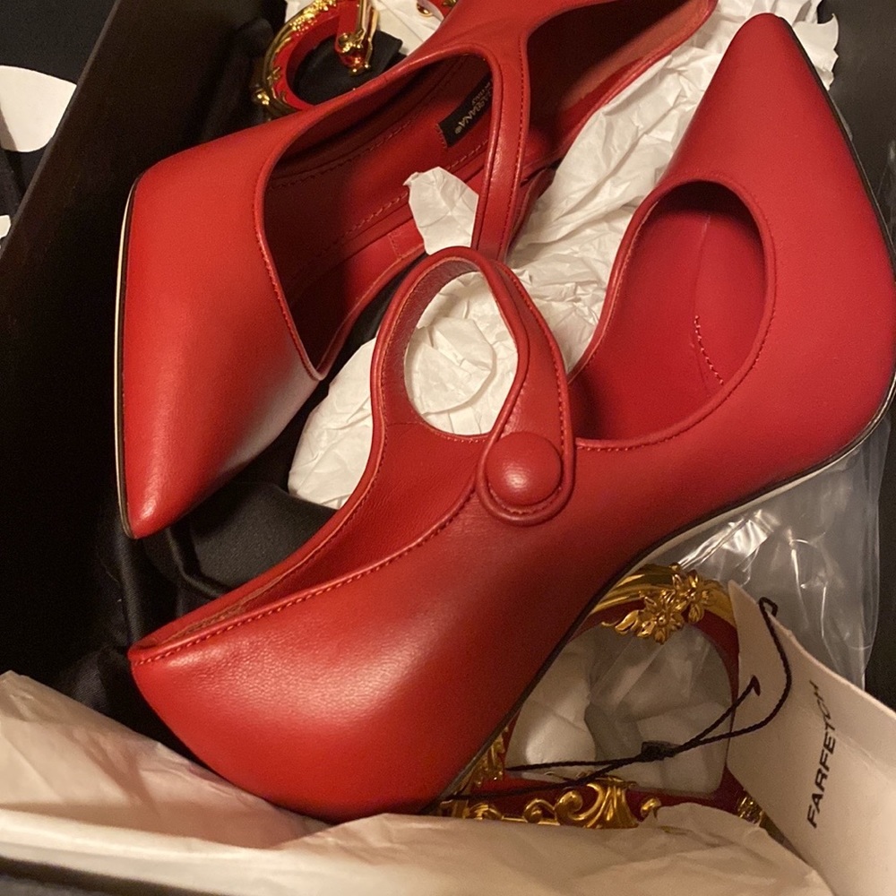 New never worn/comes with dust bags only